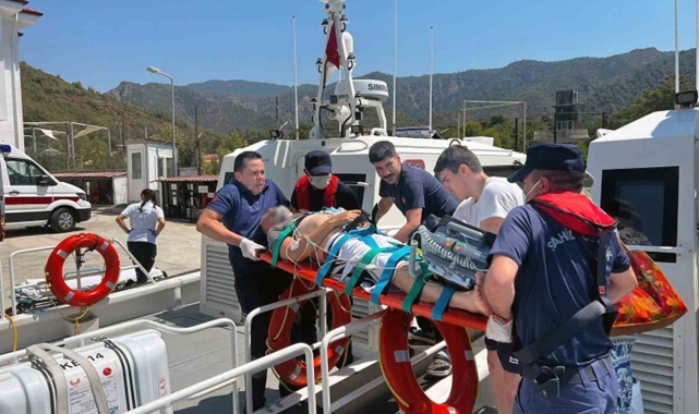 Marmaris açıklarında rahatsızlanan iki kişiye Sahil Güvenlikten tıbbi tahliye