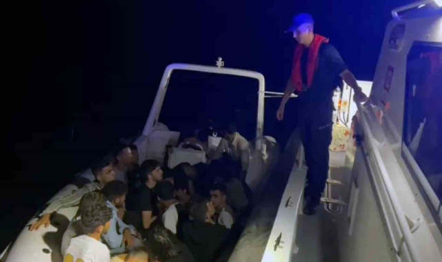 Marmaris'te 13 düzensiz göçmen ve bir göçmen kaçakçılığı şüphelisi yakalandı