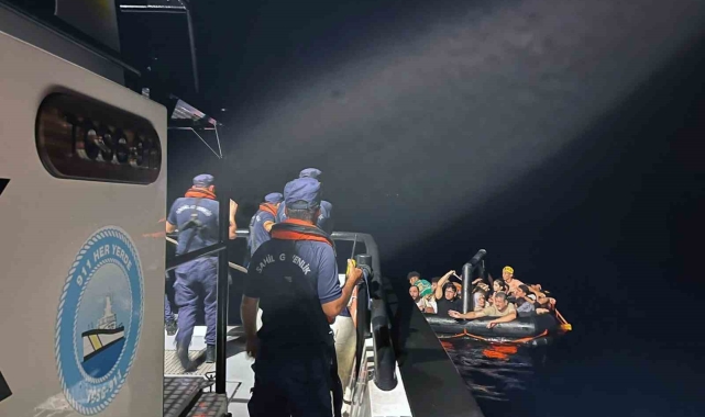 Marmaris'te 42 düzensiz göçmen kurtarıldı, bir göçmen kaçakçılığı şüphelisi yakalandı
