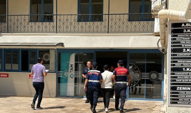 Marmaris'te dolandırıcı kadın, erkek kılığında yakalandı