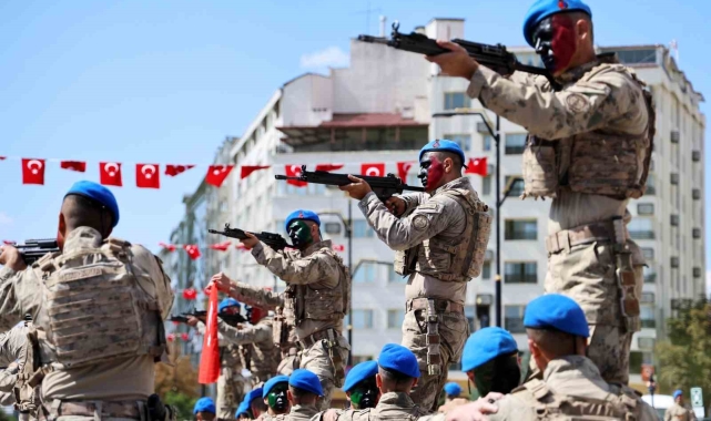 Mavi berelilerden düşmana gözdağı