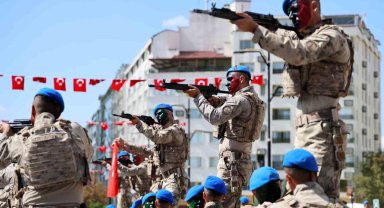 Mavi berelilerden düşmana gözdağı