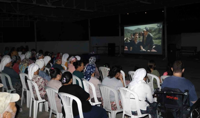 Menteşe'de açık hava sinema günleri Çamoluk Mahallesi'nde başladı