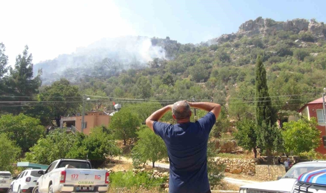 Mersin&#039;de orman yangını, alevler evleri teğet geçti