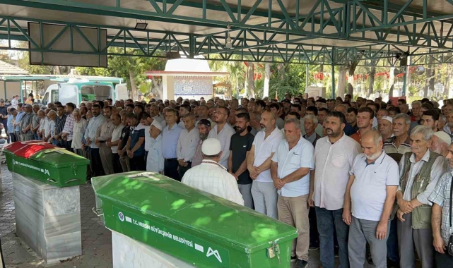 Mersin'de 'yol verme' kavgasında ölenlerden 2 kişi toprağa verildi