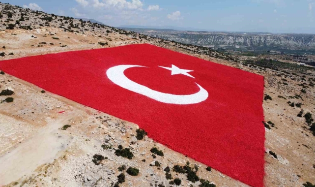 Mersin'de zemine işlenmiş büyük Türk bayrağı boyandı