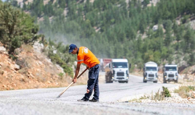 Mersin'in kırsal bölgelerinde yol çalışmaları sürüyor