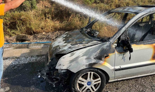 Milas'ta seyir halindeki araç alev aldı