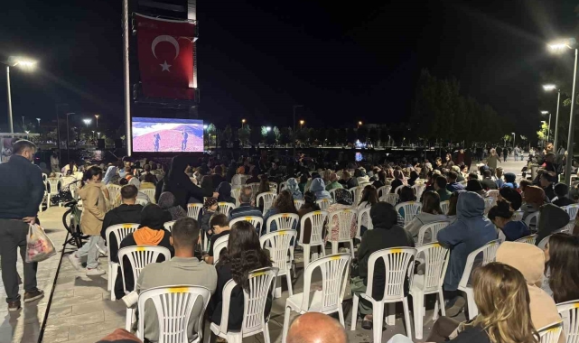 Millet Bahçesi'nde açık hava sineması keyfi