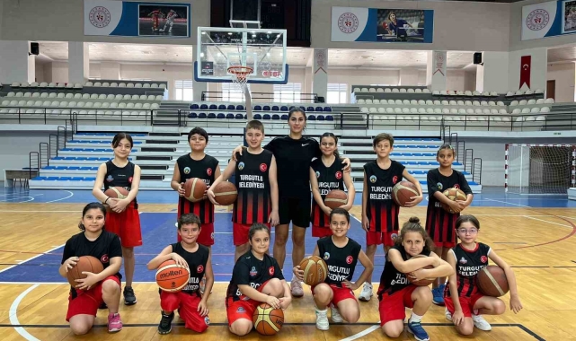 Milli Basketbolcu Manolya Kurtulmuş'tan kariyerine adım attığı Turgutlu Belediyespor'a ziyaret
