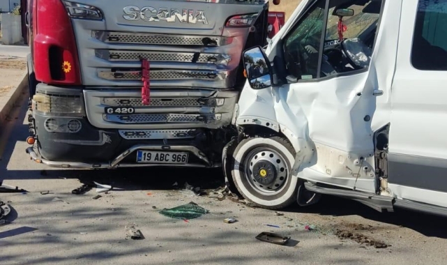 Minibüs, otomobil ve tıra çarptı: 14 yaralı