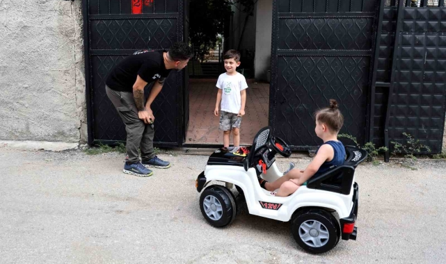Minik Kerimcan ve down sendromlu Halil İbrahim'in akülü araba sevinci