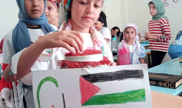 Minikler harçlıklarını Filistin'e bağışladı