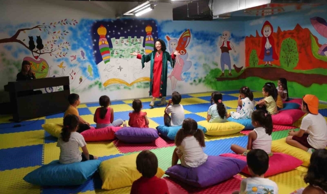 Minikler masal saatinde keyifli vakit geçirdi