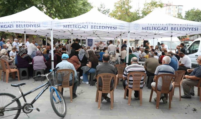 'Mobil başkan' Aydınlıkevler'e yeni proje müjdeleriyle gitti
