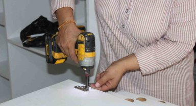 Mobilya ustası kadın tek başına hem üretiyor hem onarıyor