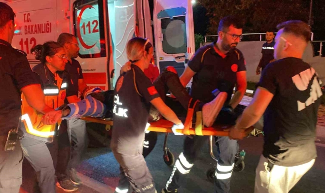 Motosiklet, kırmızı ışıkta bekleyen otomobile arkadan çarptı: 2 yaralı