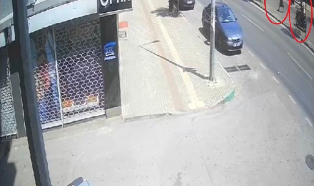 Motosiklet sürücüsünün çarptığı yaşlı kadın hayatını kaybetti...O anlar kamerada