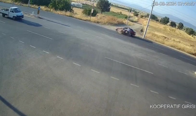 Motosiklet ve otomobilin çarpıştığı kaza anı güvenlik kamerasında