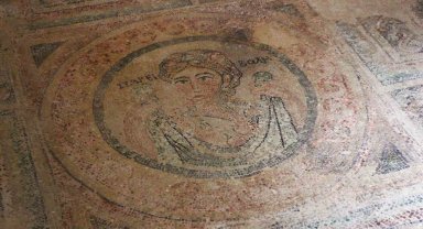 Mozaikteki madalyon Roma askeri birliğinin simgesi çıktı