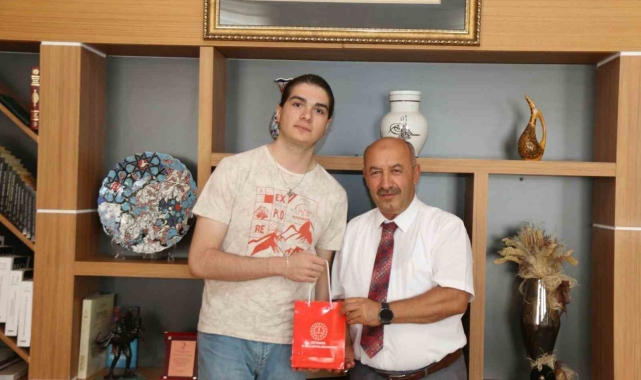 Müdür Başyiğit, YKS sınavında derece elde eden öğrenciyi konuk etti