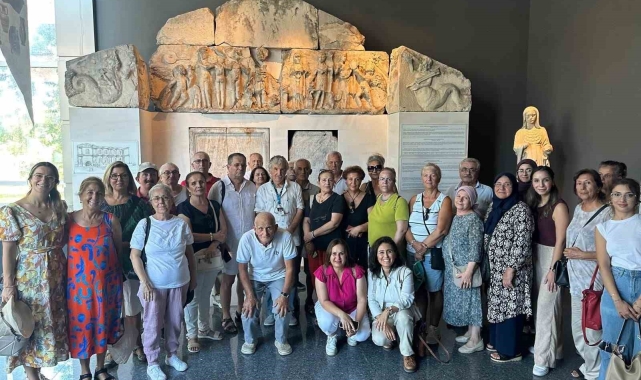 Muratpaşa'nın kıdemli kent sakinleri, Antalya Müzesi'ni gezdi