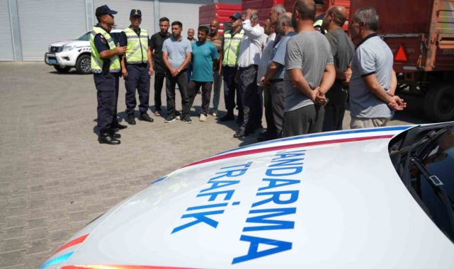 Muş'ta 400 traktör römorkuna reflektör takıldı