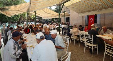 Namaz sonrası vatandaşlara yemek ikramında bulunuldu