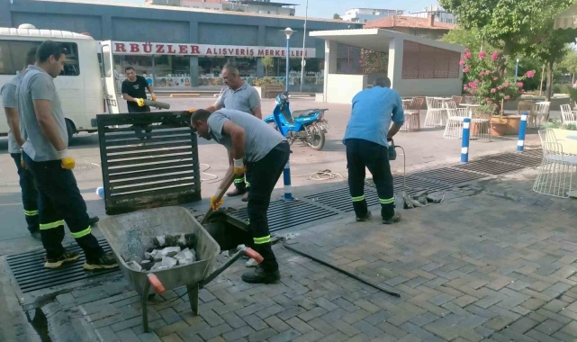 Nazilli Belediyesi çarşı bölgesinde mazgal temizliği gerçekleştirdi