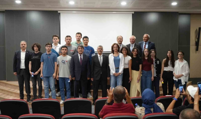 Niğde'de YKS'de ilk bine giren öğrenciler ödüllendirildi