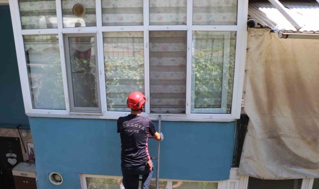 Nöbet sonrası uyuyan hemşirenin yaşlı komşusu ekipleri harekete geçirdi