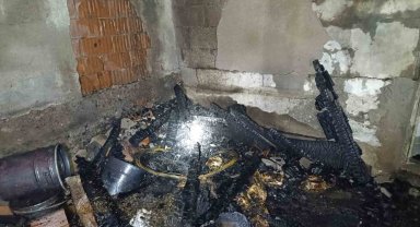 Odunlukta başlayan yangın ahıra sıçradı