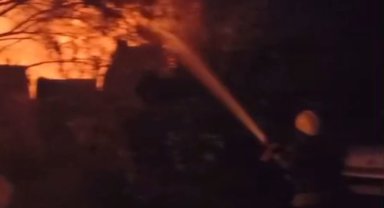 Odunlukta çıkan yangının alevleri geceyi aydınlattı