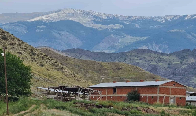 Oltu'da Kırdağı beyaza büründü