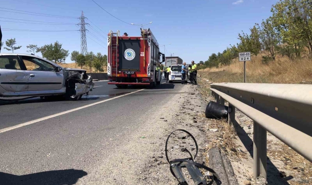 Önce bariyerlere, sonra tıra çarpan otomobil hurdaya döndü