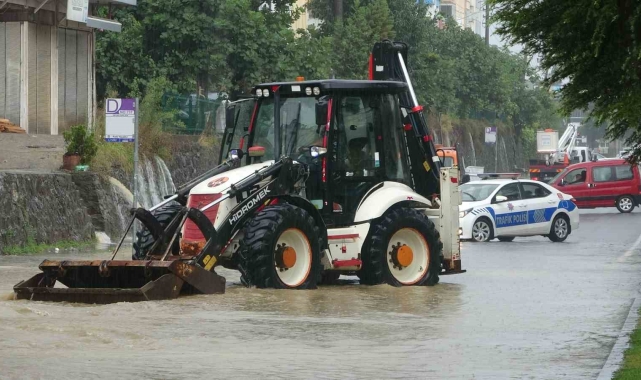 Ordu'da sağanak hayatı olumsuz etkiledi: Yol ulaşıma kapandı