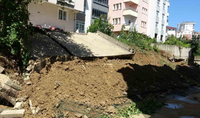 Ordu'da sağanak nedeniyle istinat duvarı yıkıldı: 10 daireli bina tahliye edildi