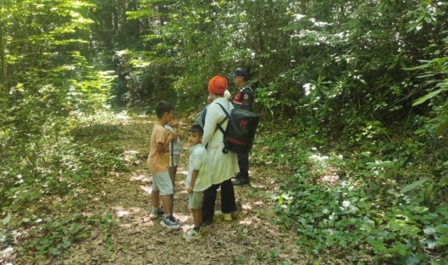 Ormanlık alanda yolunu kaybeden 5 kişiyi jandarma kurtardı