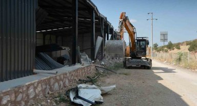 Osmangazi'de tarım arazileri kaçak yapılardan temizleniyor