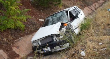 Otobüs ile çarpışan otomobil su kanalına devrildi: 1 yaralı