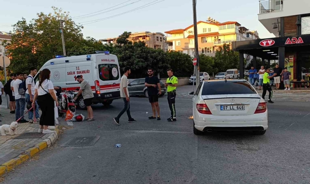 Otomobil ile çarpışan motosikletli ve arkasındaki yolcu yaralandı