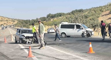 Otomobil ile minibüs çarpıştı: 3 yaralı