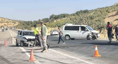 Otomobil ile minibüs çarpıştı: 3 yaralı