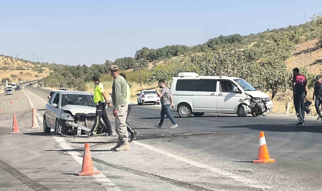 Otomobil ile minibüs çarpıştı: 3 yaralı
