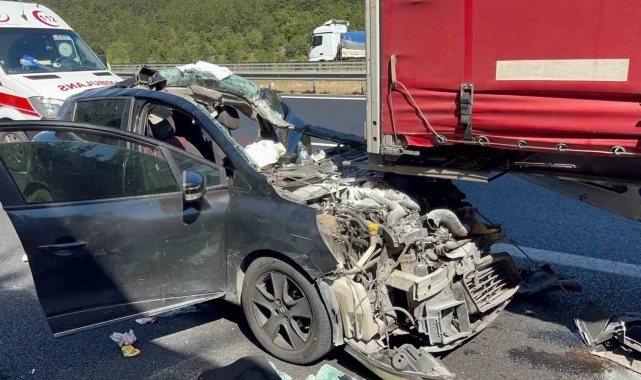 Otomobil tıra ok gibi saplandı: 1'i ağır 3 yaralı