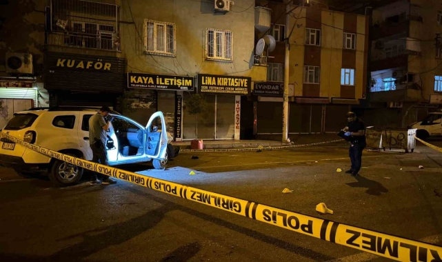 Otomobil yayalara çarptı, durumu gören aileler otomobile taş ve silahla saldırdı: 4 yaralı