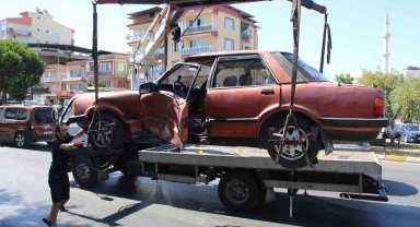 Otomobilde sıkışan sürücüyü itfaiye kurtardı