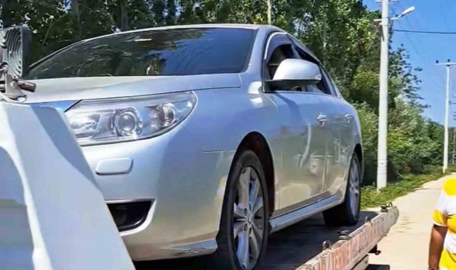 Otomobilin motoruna sıkışan kedi için seferber oldular