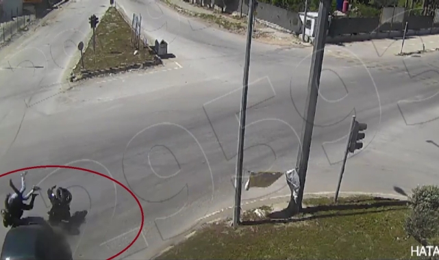 Otomobille çarpışan motosiklet sürücüsünün havaya uçtuğu anlar kamerada