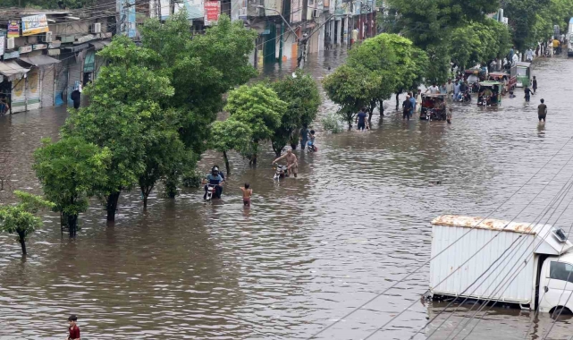 Pakistan'ın Lahor şehrinde 44 yılın yağış rekoru: 6 ölü